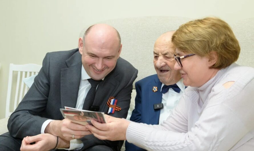 Евгений Солнцев навестил 104-летнего ветерана в Оренбурге