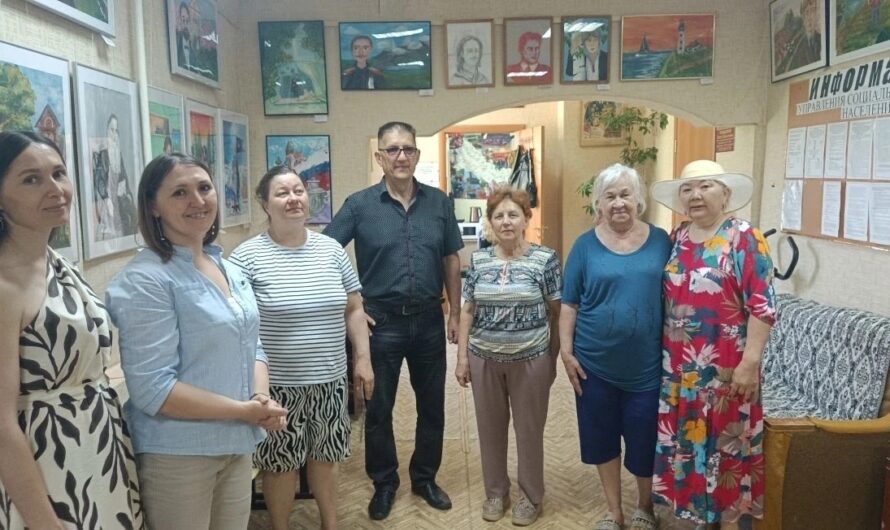 В городском совете ветеранов открылась выставка детских портретов «Знаменитые соотечественники»