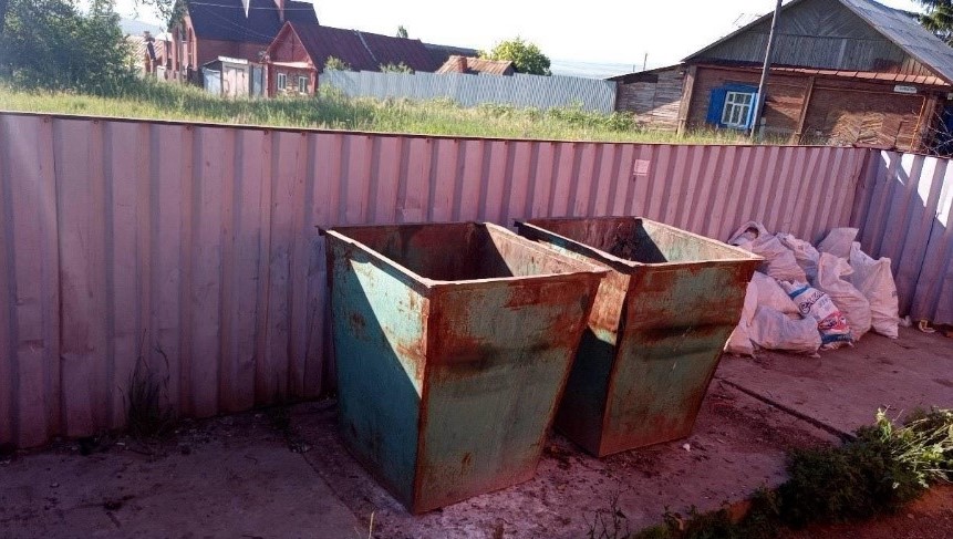 ЦУР помог бугурусланцам очистить контейнерную площадку на Бамбурова