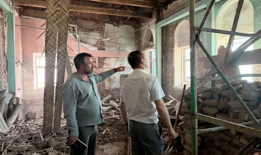 Глава Бугуруслана проинспектировал ход строительства молодежного центра