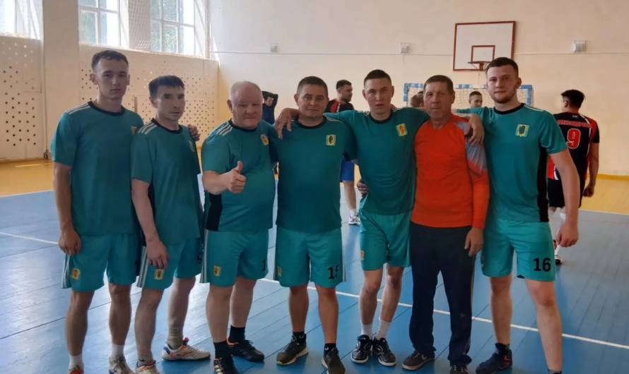 Спортсмены Бугурусланского района выступили на соревнованиях по мини-футболу и гандболу
