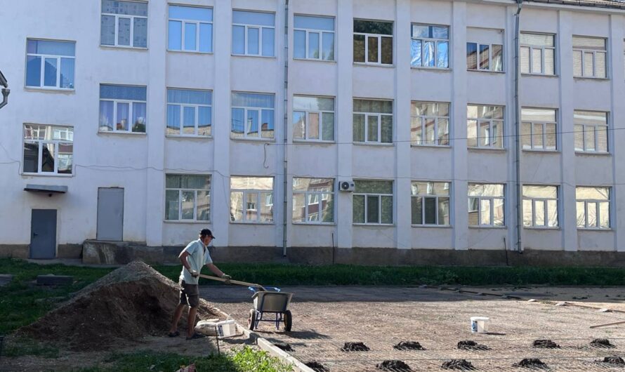 В Бугуруслане продолжается благоустройство спортивной площадки по проекту «Школьный бюджет»
