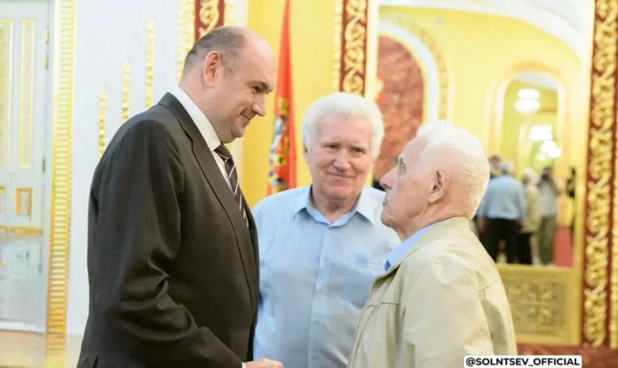 Губернатор Оренбуржья Евгений Солнцев вручил награды ведущим работникам строительной отрасли региона