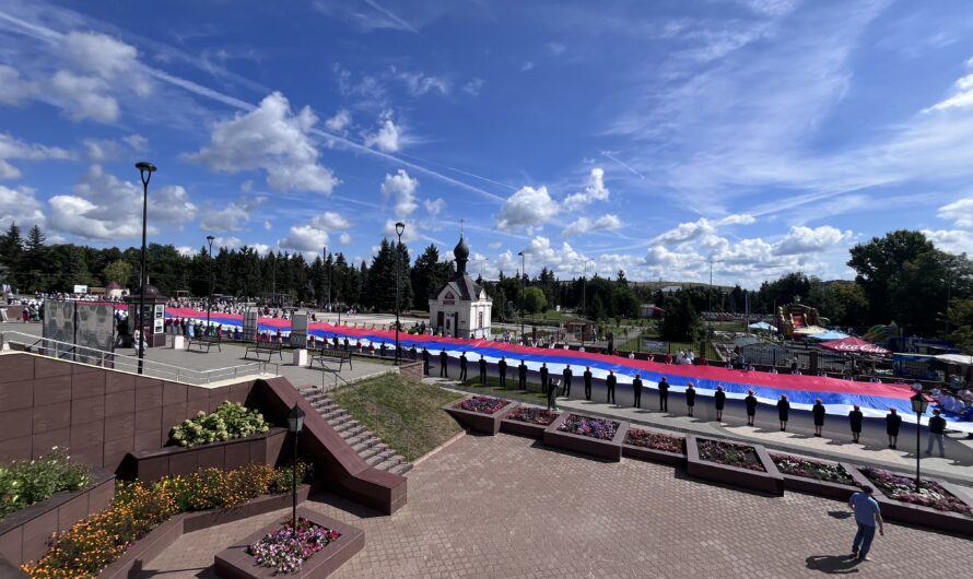 В Бугуруслане торжественно отметили День Государственного флага Российской Федерации