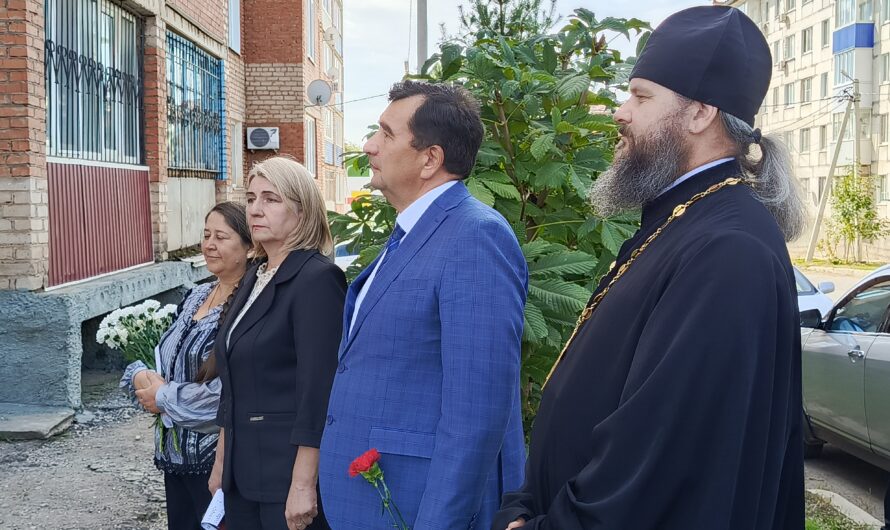 В Бугуруслане открыли мемориальную доску художнику Петру Харченко