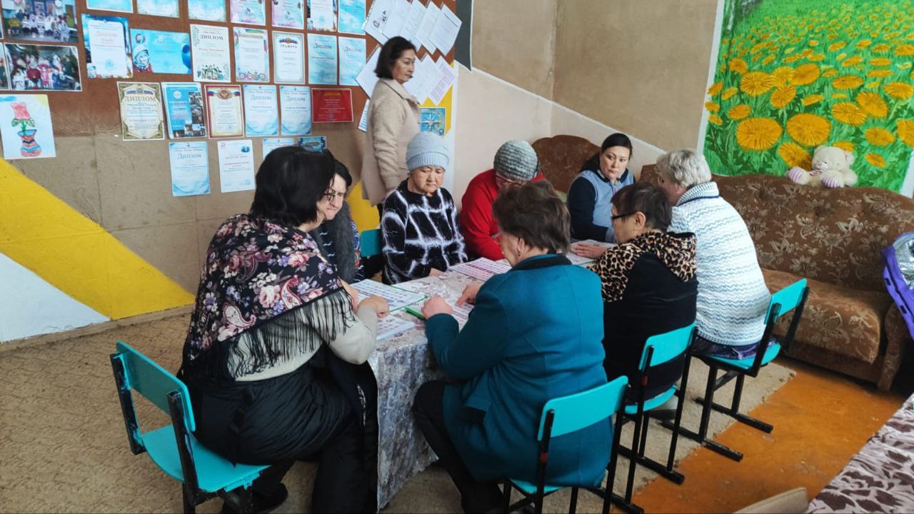 социальный работник. реабилитация инвалидов. реабилитация пожилых и престарелых людей. кормление пожилых людей. социальные услуги для пожилых людей.