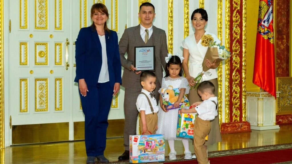 Лариса Боярская вручает гайской семье Каиповых награду за победу в конкурсе "Семья года".