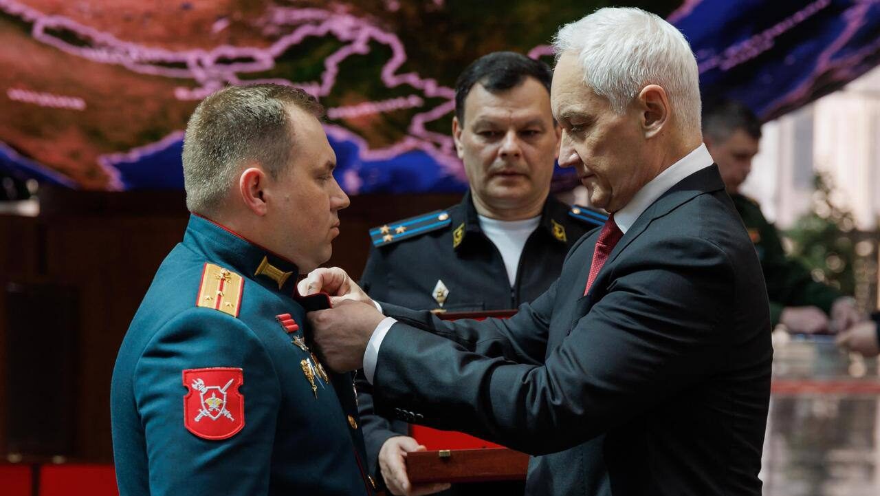 Министр обороны РФ вручает медаль "Золотая Звезда" оренбуржцу Павлу Евлашевичу.
