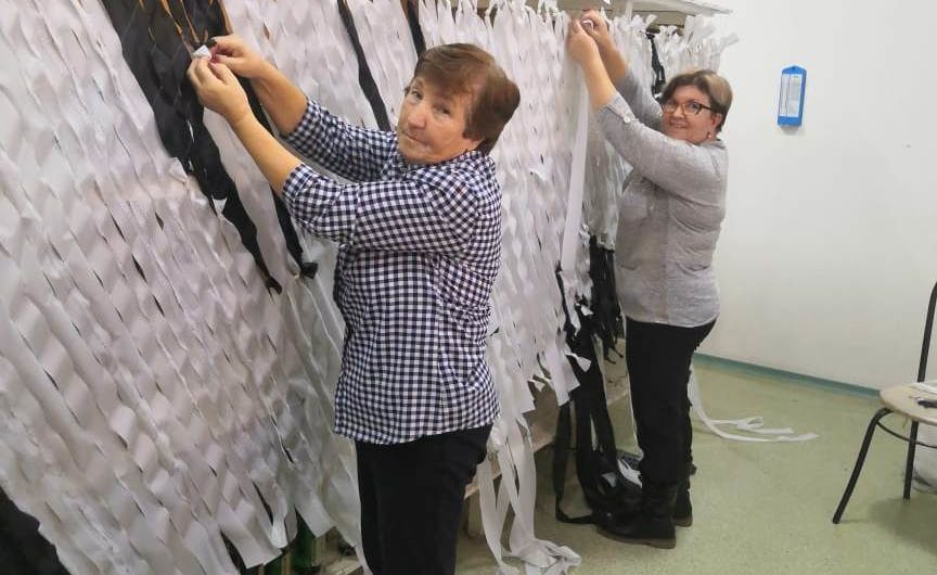 Соль-илецкие активисты плетут маскировочные сети для военнослужащих