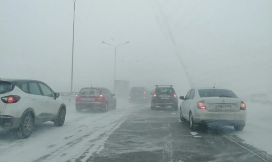 В Оренбуржье из-за метели закрыли участок федеральной трассы М-5
