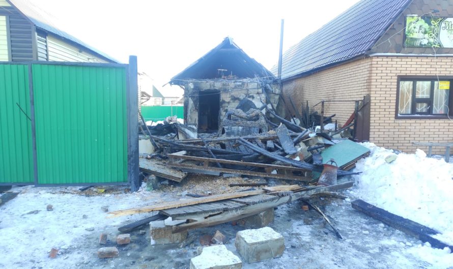 В Соль-Илецке пожар уничтожил гараж и  автомобиль