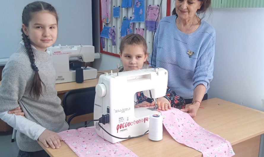 В Соль-Илецке воспитанники детского дома вместе с  наставниками шьют бельё для бойцов СВО
