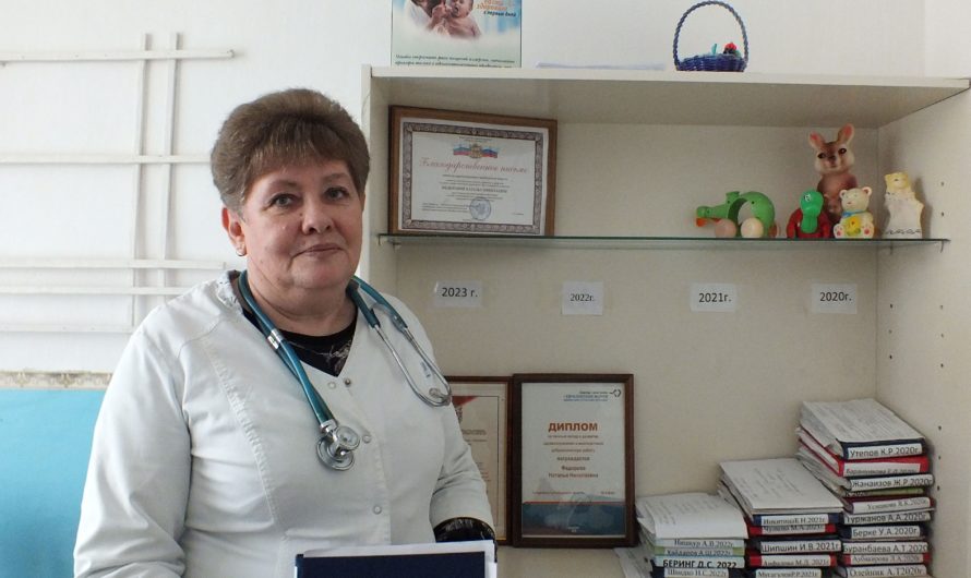 Врач-педиатр амбулатории села Буранного Наталья Фёдорова следит за здоровьем детей 20 лет