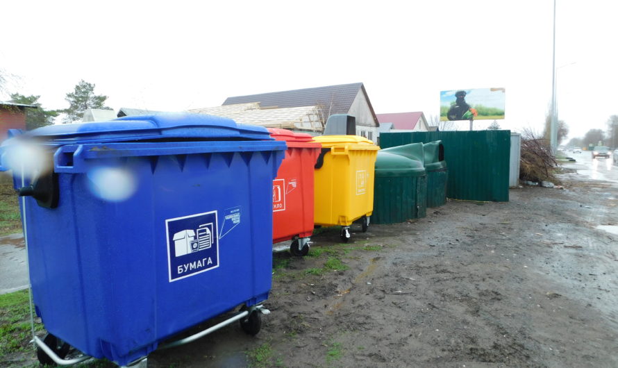 В Соль-Илецке устанавливают трёхцветные мусорные контейнеры