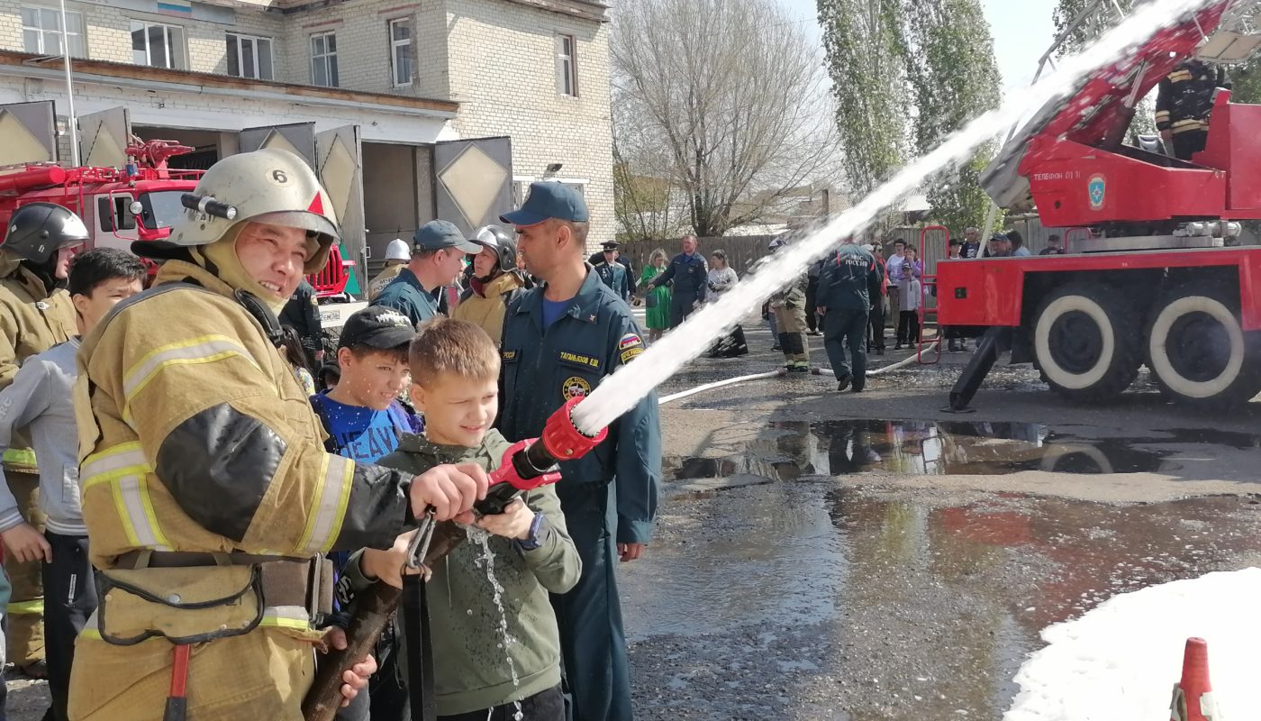 В Соль-Илецке зрелищно отметили День пожарной охраны | 02.05.2023 | Новости  Соль-Илецка - БезФормата