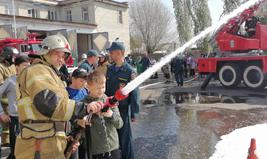 В Соль-Илецке зрелищно отметили День пожарной охраны