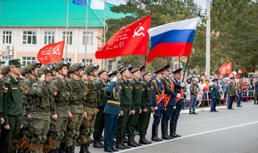 В Соль-Илецке прошёл парад в честь дня Победы