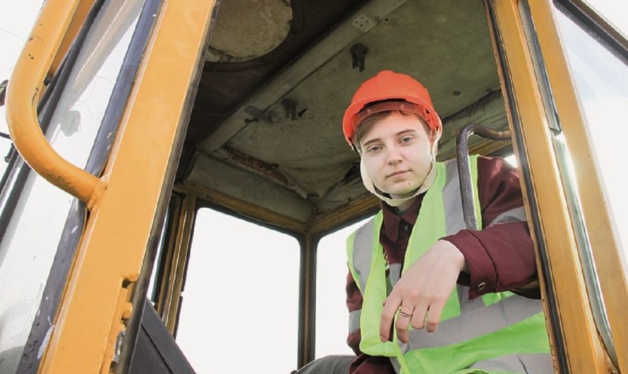 Студентка из Оренбуржья вошла в десятку лучших бульдозеристов России
