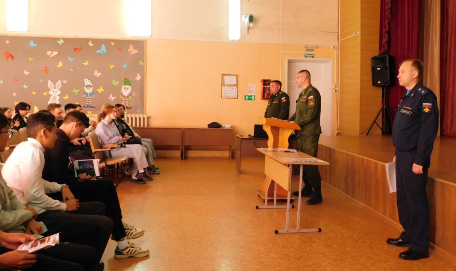 Представители военных вузов страны встретились с соль-илецкими старшеклассниками