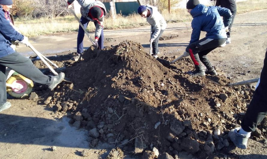Жители Кумакского своими силами ремонтируют дорогу в селе
