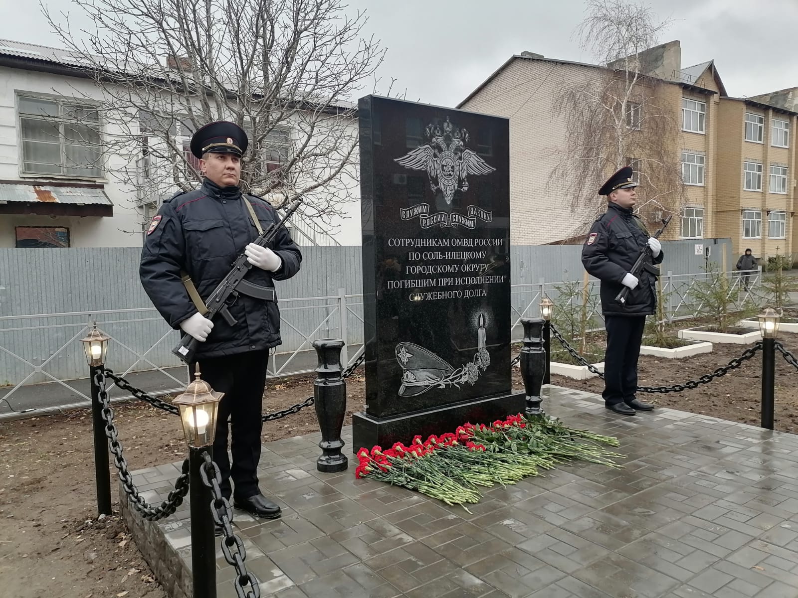 В Соль-Илецке открыли мемориал погибшим сотрудникам МВД - Илецкая Защита