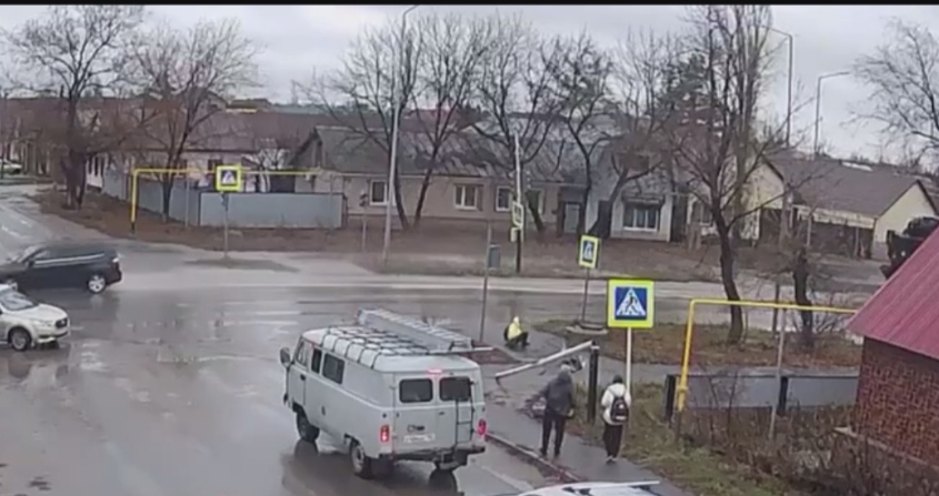Упавший в Соль-Илецке светофор едва не задел школьников