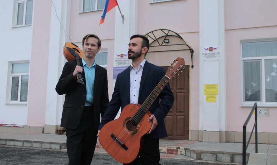 Педагоги Детской школы искусств Соль-Илецка Максим Фадеев и Андрей Попов рассказали о своём музыкальном пути