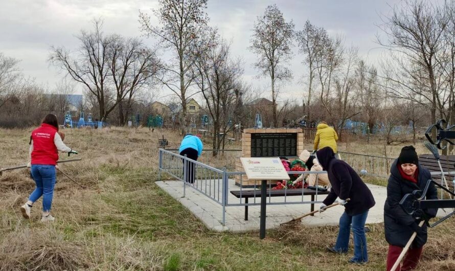 Сотрудники учреждений культуры Соль-Илецкого округа привели в порядок братскую могилу