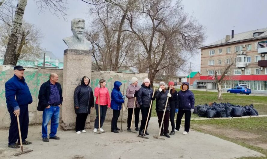 В Соль-Илецке продолжаются субботники