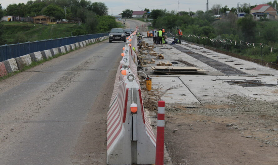 В Соль-Илецке продолжаются работы по ремонту моста через Илек