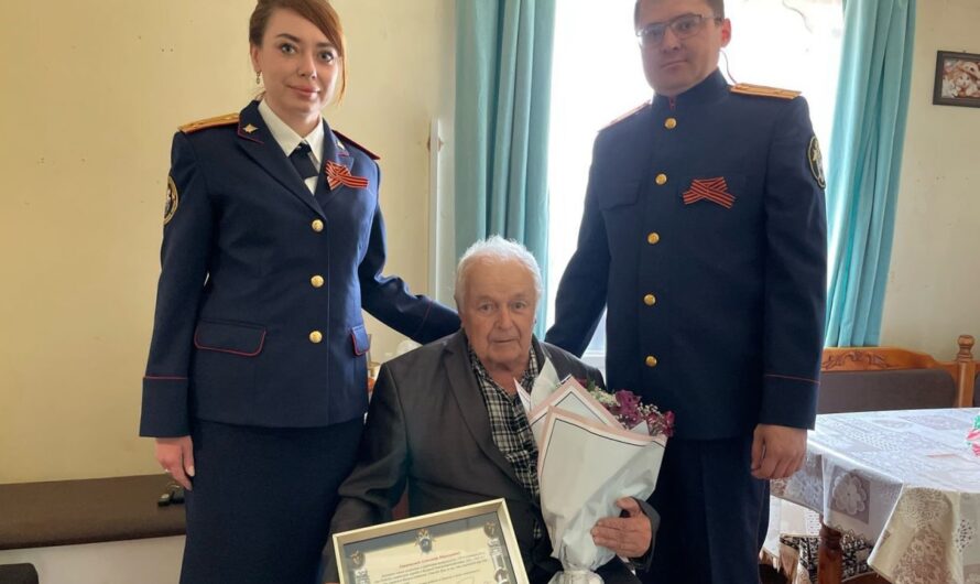 В Соль-Илецке следователи поздравили с 80-летием Великой Победы жителя блокадного Ленинграда