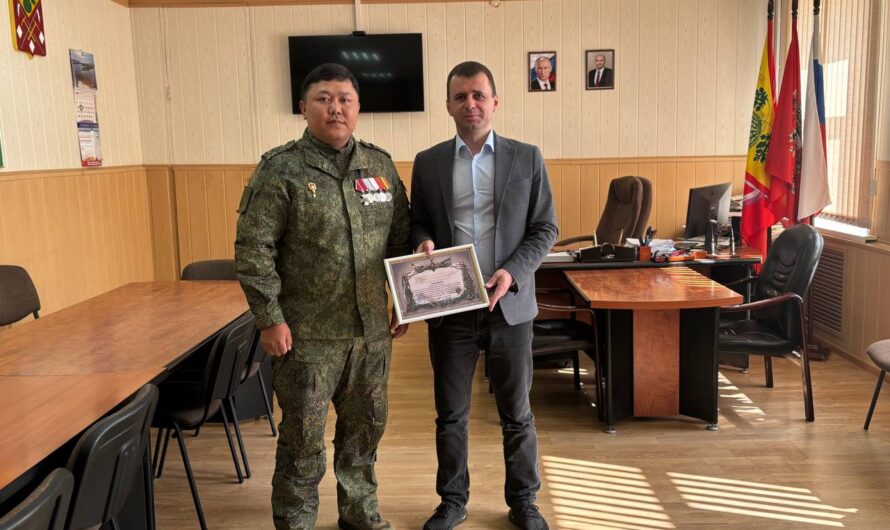 Глава Соль-Илецкого округа встретился с участником СВО Арманом Гусмановым