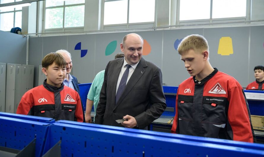 Евгений Солнцев посетил Горно-технологический техникум в Ясненском округе