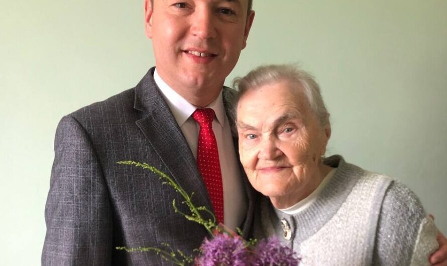 Дмитрий Дьяченко поздравил свою бабушку с 92-летием