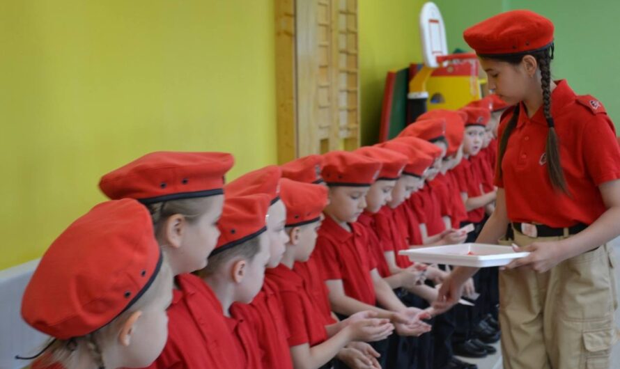Маленькие оренбуржцы вступают в ряды юнармейцев
