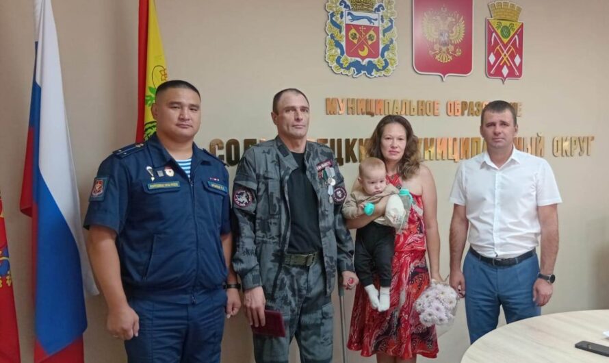 Глава Соль-Илецкого округа вручил медаль «За отвагу» ветерану СВО Александру Грякало