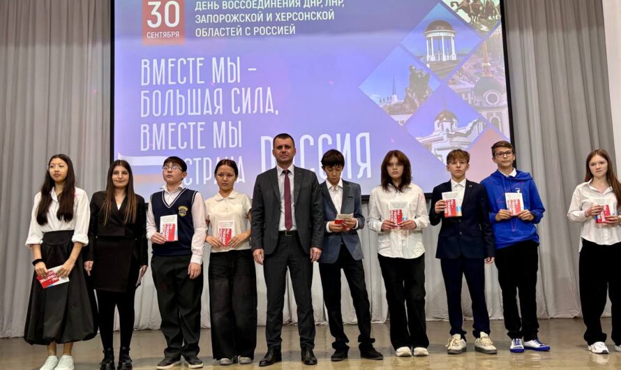 Сергей Савченко вручил юным соль-илечанам паспорта граждан РФ