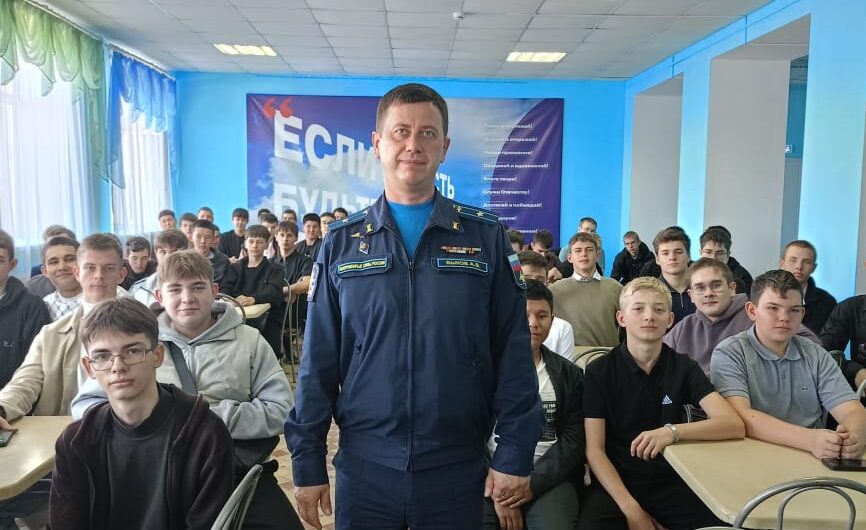 В Соль-Илецком округе школьникам и студентам рассказывают о военной службе