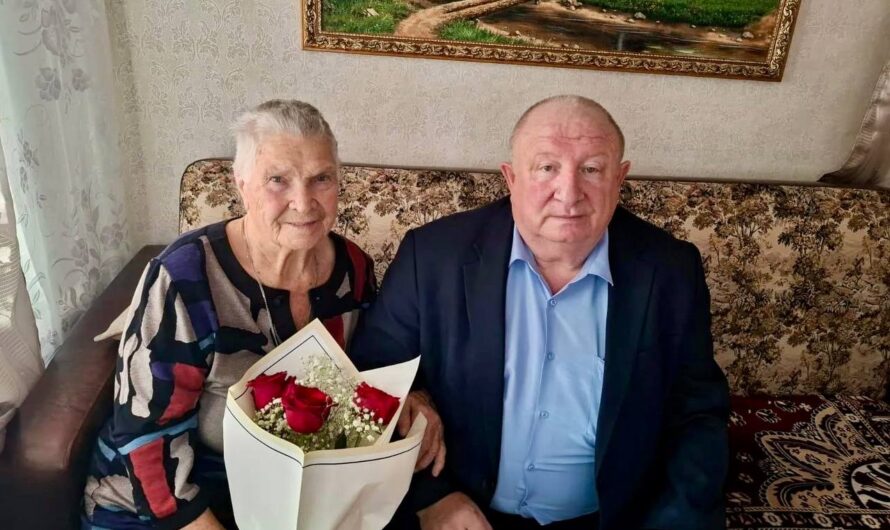 В Соль-Илецком округе двух тружениц тыла поздравили с юбилеями