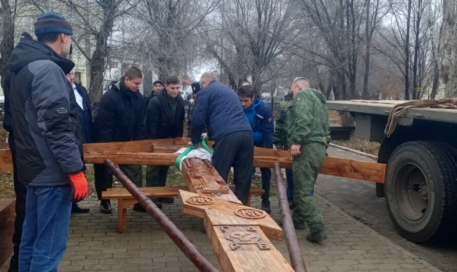 В Соль-Илецке на месте сгоревшего креста у храма установили новый