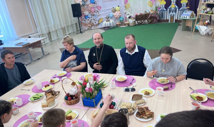 Общественник Александр Корольков и протоиерей Георгий Абашидзе поздравили воспитанников детского дома со Светлой Пасхой