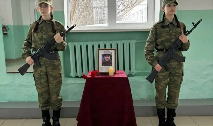 В школе Соль-Илецкого округа установили мемориальную доску в честь педагога – участника СВО