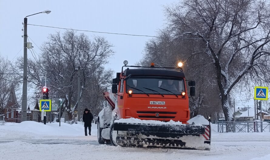 Коммунальщики Соль-Илецка ликвидируют последствия снегопада