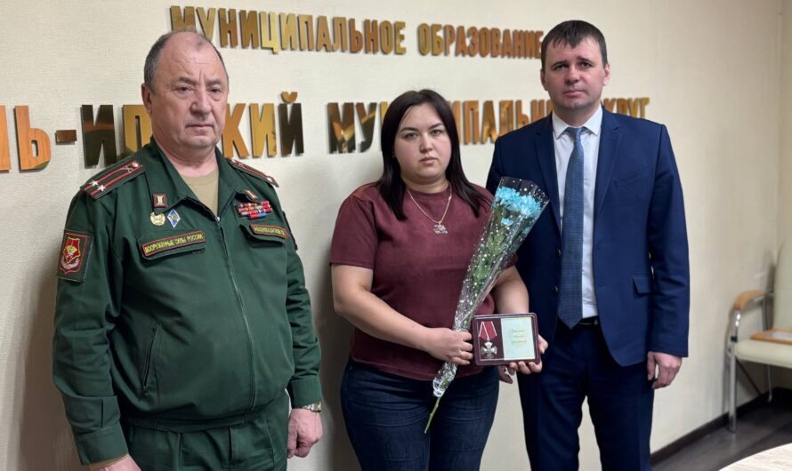 Сергей Савченко передал ордена Мужества и медаль родным бойцов СВО