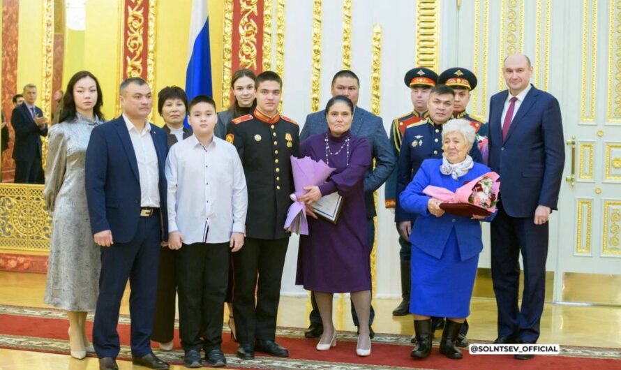 Евгений Солнцев вручил оренбуржцам государственные и региональные награды