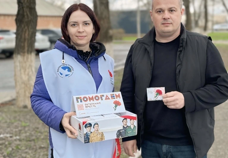 Сотрудники администрации Соль-Илецкого округа присоединились к акции «Красная гвоздика»