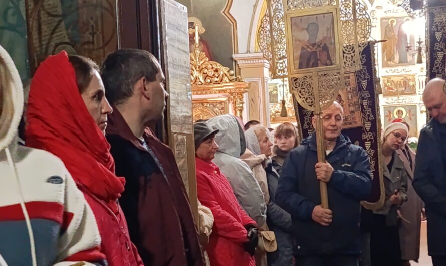 Светлое Христово Воскресение встретили православные верующие в храмах Соль-Илецка
