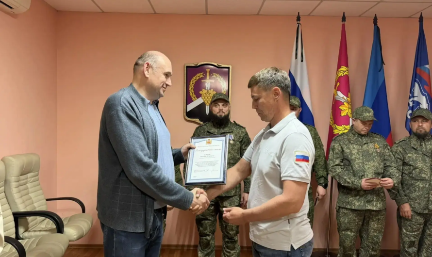 Евгений Солнцев во время поездки в Перевальск отметил работу строителей из Оренбуржья