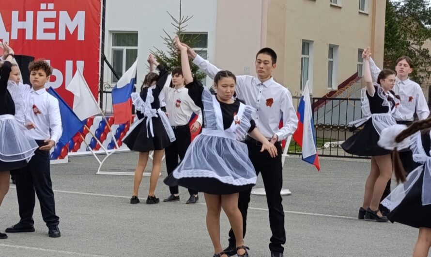 Школьники Соль-Илецка закружилась в майском «Вальсе Победы»
