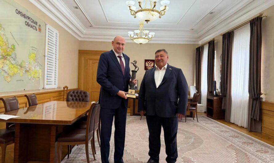 Евгению Солнцеву передали кубок эстафеты Всероссийского сельского Сабантуя